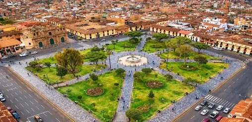 Plaza de Armas de Cajamarca, Perú, con jardines, arquitectura colonial y vista aérea del centro histórico.