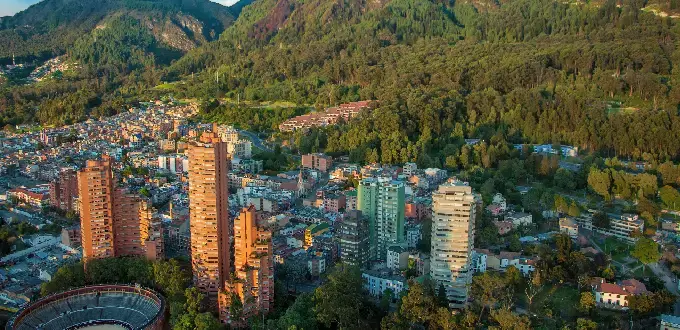 Bogotá, Colombia: vista panorámica de la ciudad rodeada por la Cordillera Oriental y zonas verdes.