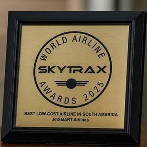 Placa del premio World Airline Awards SKYTRAX 2025 a JetSMART Airlines como mejor aerolínea low cost de Sudamérica.