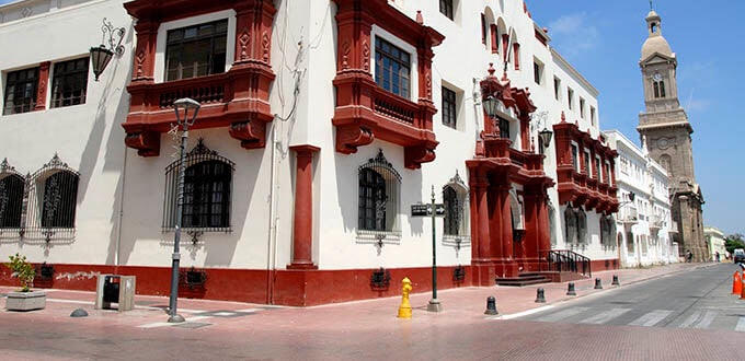 Arquitectura colonial del centro histórico de La Serena, con fachadas tradicionales, balcones y calles tranquilas, Chile.
