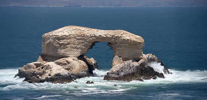 La Portada, Antofagasta, Chile: arco natural de roca sobre el océano Pacífico, monumento natural del norte de Chile.