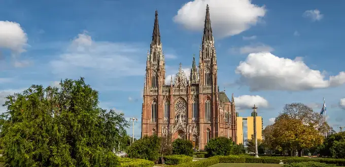 Catedral de La Plata, Argentina, con torres góticas, jardines y cielo despejado