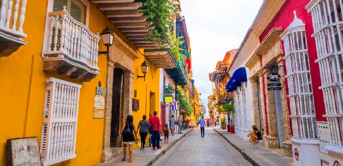 Cartagena de Indias, Colombia: calles coloridas y arquitectura colonial en la histórica Ciudad Amurallada.