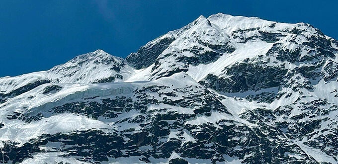 Montañas cubiertas de nieve y roca escarpada, paisaje andino de alta cordillera en el Cajón del Maipo, Chile.
