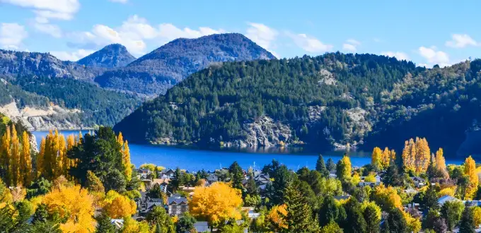 San Martín de los Andes, Neuquén: lago, montañas y bosques patagónicos con colores otoñales.