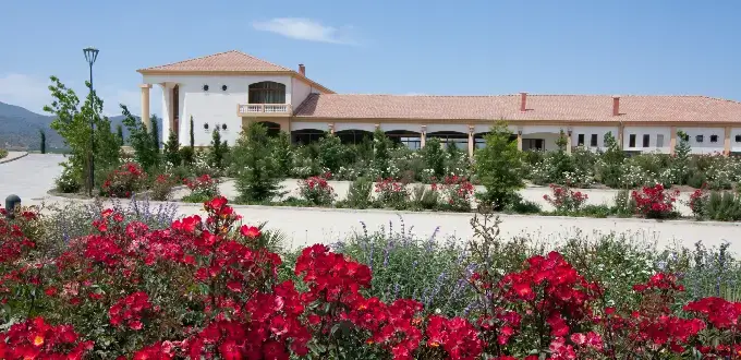 Estancia El Cuadro en el Valle de Casablanca, Chile, con arquitectura colonial, jardines floridos y entorno vitivinícola.