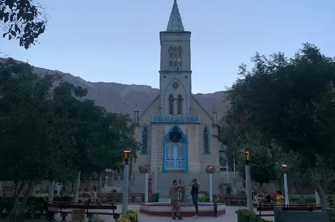 Iglesia de San Pedro de Atacama frente a la plaza, arquitectura colonial y cerros del desierto, Región de Antofagasta, Chile.