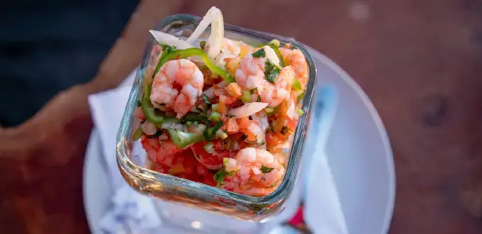 Ceviche de camarón con cebolla, cilantro y limón, gastronomía costera típica del norte de Chile.