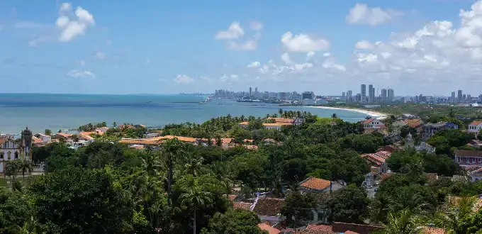 Vista panorámica de Olinda con la costa de Recife y edificios urbanos de Pernambuco al fondo.