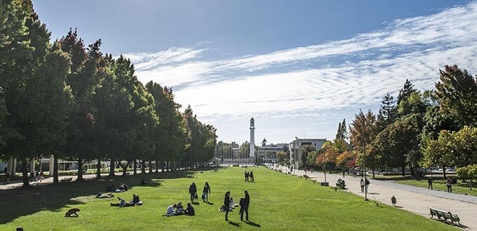 Campus de la Universidad de Concepción con áreas verdes, estudiantes y el Campanil, Región del Biobío, Chile.