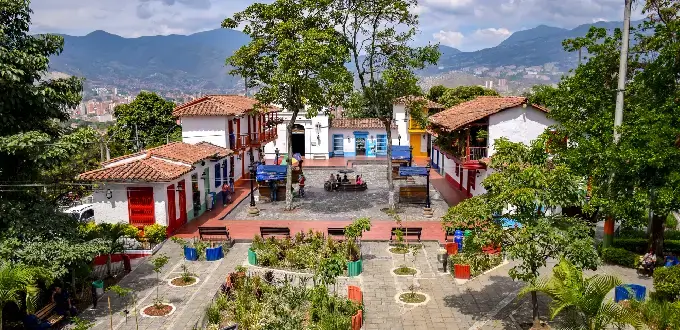 Pueblito Paisa en Medellín, Colombia, con arquitectura tradicional, plaza colorida y vistas de las montañas.
