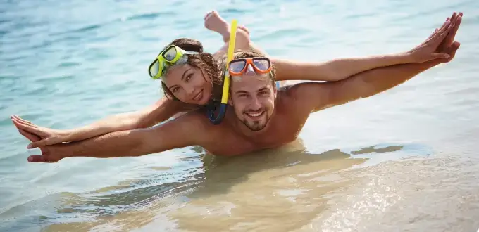 Snorkel en San Andrés, Colombia: pareja disfrutando las aguas cristalinas del Caribe.