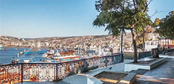 Vista al puerto de Valparaíso desde el Paseo 21 de Mayo, con cerros, grúas portuarias y bahía del Pacífico, Chile.