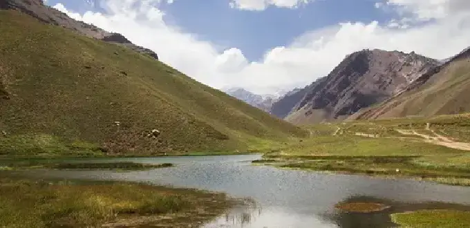 Laguna de montaña en el Parque Provincial Aconcagua, Mendoza.