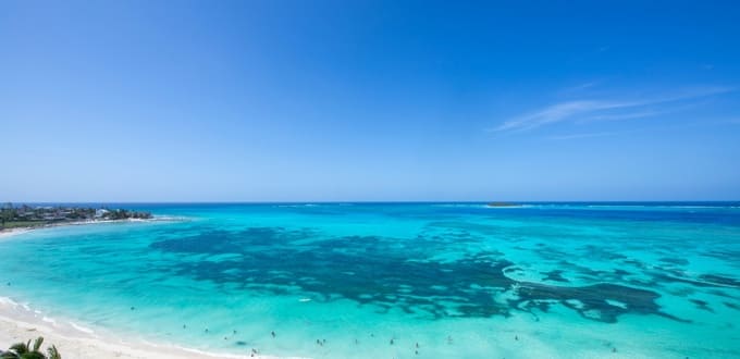Vista panorámica de playa y mar de siete colores en San Andrés, Colombia