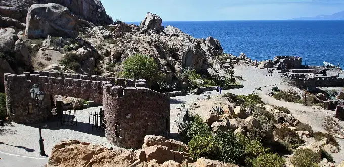 Senderos y murallas de piedra sobre cerros rocosos frente al océano Pacífico, mirador costero en Coquimbo, Región de Coquimbo, Chile.