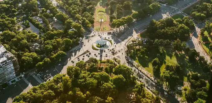 Vista aérea de Palermo en Buenos Aires, con parques, rotonda y avenidas arboladas.
