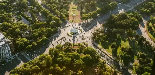 Vista aérea de Palermo en Buenos Aires, con parques, rotonda y avenidas arboladas.