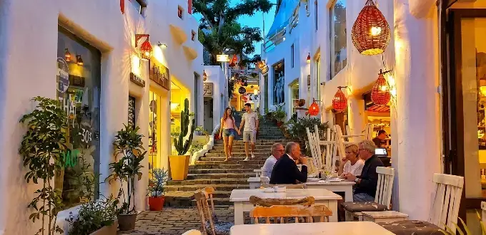 Rua da Grécia en Pipa, Brasil, con ambiente turístico, tiendas, restaurantes y calles llenas de encanto en Rio Grande do Norte.