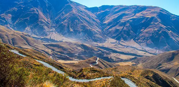 Paisaje montañoso de la Cuesta del Obispo, Salta, Argentina, con camino serpenteante entre valles.