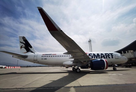 Avión JetSMART modelo Airbus A320 con diseño de ave en la cola, estacionado en el Aeropuerto de Santiago de Chile.