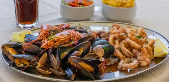 Mariscada con mejillones, calamares, langostinos y almejas, especialidad gastronómica de Mar del Plata, Argentina.