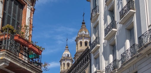 Descubre San Telmo en Buenos Aires, un barrio lleno de arquitectura histórica, calles con encanto, cultura local y atractivos imperdibles para recorrer en Argentina.