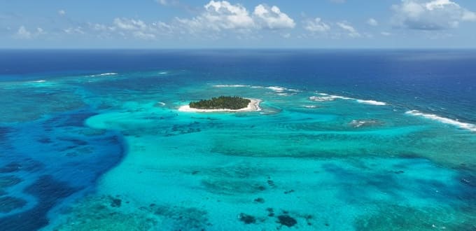 Cayo Acuario rodeado de arrecifes y aguas cristalinas en San Andrés, Colombia