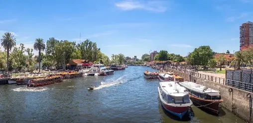 Río Tigre con barcos turísticos, paseo costero y naturaleza en Tigre, Buenos Aires.