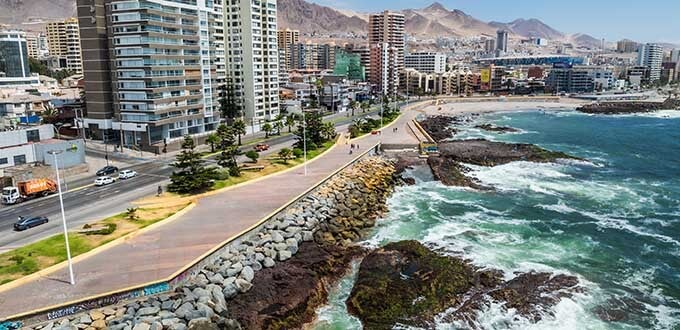 Antofagasta, Chile: paseo costero con edificios modernos, avenida frente al mar y oleaje del océano Pacífico.