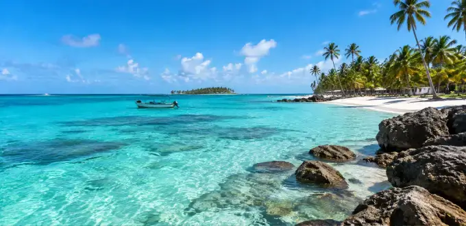 Aguas cristalinas y playas de arena blanca en San Andrés, Colombia, con palmeras y paisaje caribeño.

