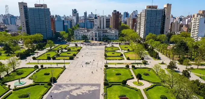 Plaza Moreno en La Plata, Argentina, con jardines, Catedral y vista aérea urbana