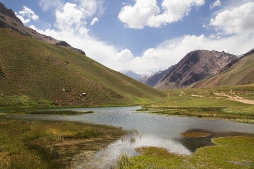 Laguna de montaña en el Parque Provincial Aconcagua, Mendoza.
