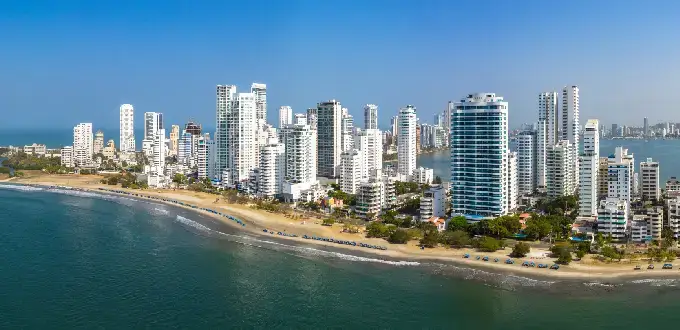 Cartagena de Indias, Colombia: vista costera con playas, edificios modernos y paisaje urbano frente al mar Caribe.