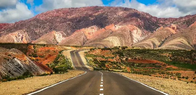 Paisaje montañoso de la Quebrada de Humahuaca, Jujuy, con ruta escénica y cerros multicolores.