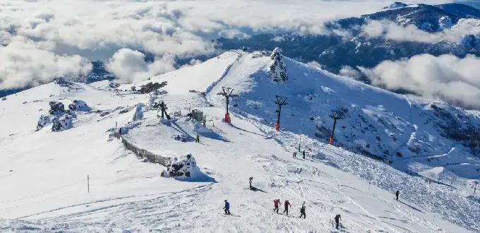 Cerro Catedral en Bariloche con pistas de esquí, aerosillas y montañas nevadas de la Patagonia.