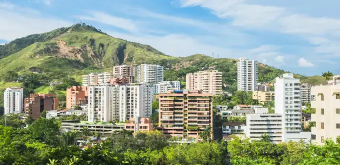 Cali, Colombia: vista panorámica de la ciudad con montañas, zonas verdes y edificios urbanos.