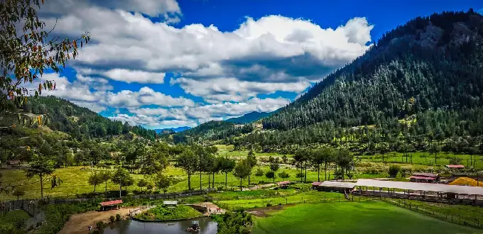 Valles rurales cercanos a Cajamarca, Perú, con paisajes naturales, montañas verdes y campos andinos.