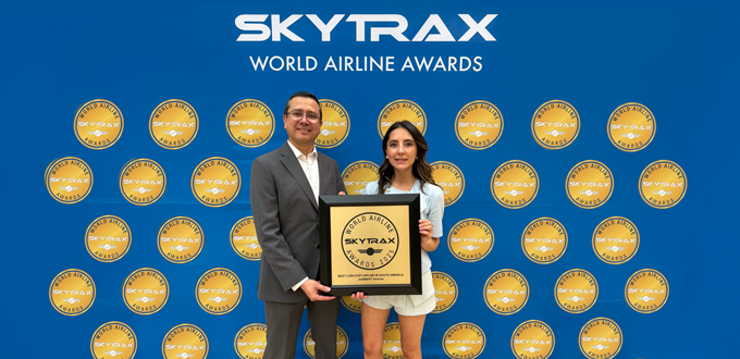 Rodrigo Barrios y Aylin Ubilla de JetSMART reciben el premio Skytrax 2025 a la mejor aerolínea low cost de Sudamérica.