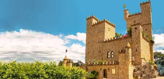 Castillo de Lamas, Tarapoto, Perú, con arquitectura medieval y vista al paisaje amazónico.