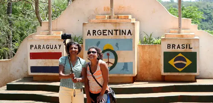 Hito Tres Fronteras en Puerto Iguazú, Argentina, donde convergen Argentina, Brasil y Paraguay.