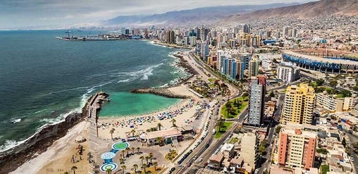 Antofagasta, Chile: vista aérea del borde costero con playas urbanas, edificios frente al Pacífico y cerros del desierto.
