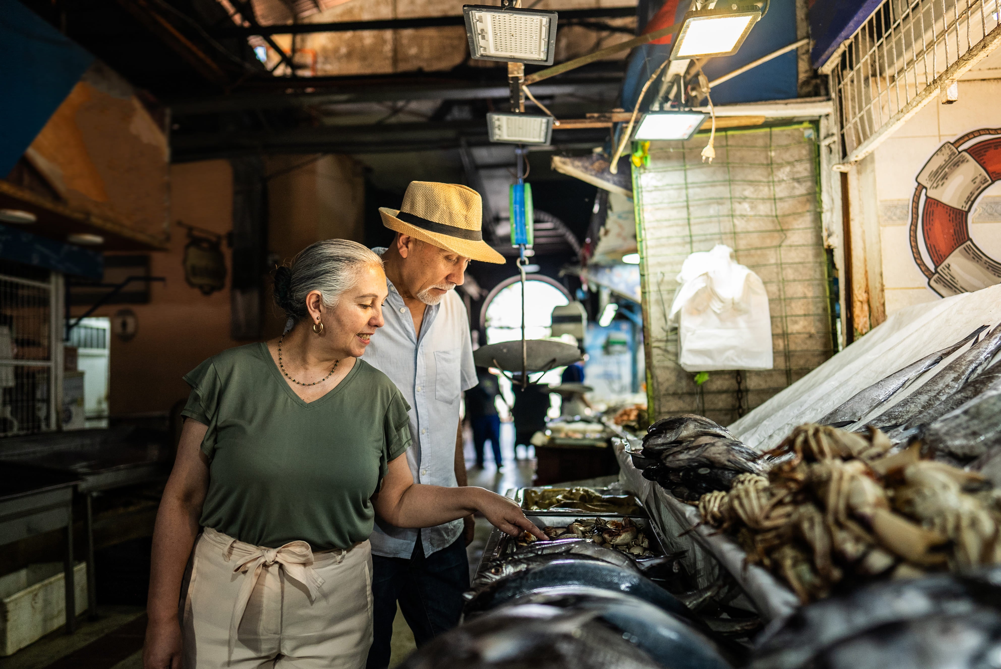 Pareja eligiendo mariscos frescos en el Mercado Central de Santiago de Chile.