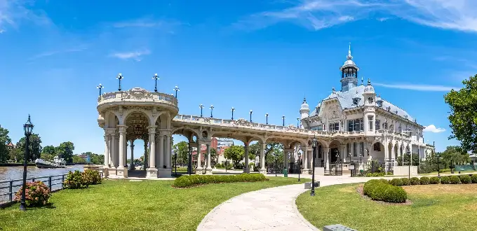 Museo de Arte Tigre junto al río, jardines y arquitectura histórica en Tigre, Buenos Aires.