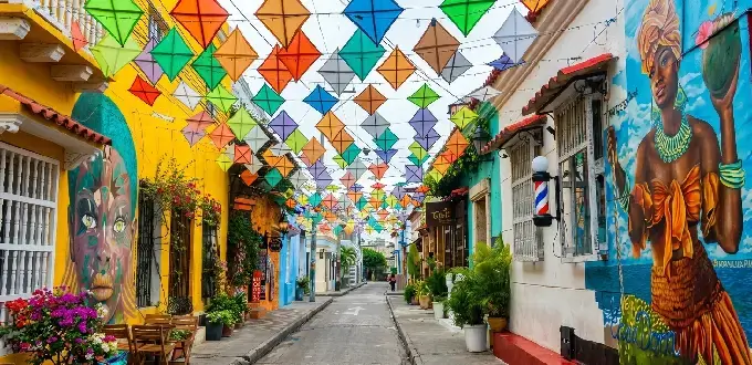 Cartagena de Indias, Colombia: calles coloridas con murales, arte urbano y arquitectura colonial en Getsemaní.