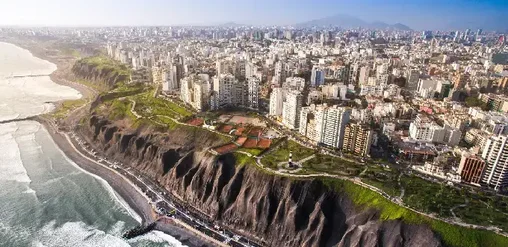 Costa de Lima, Perú, con acantilados de Miraflores, océano Pacífico y vista panorámica de la ciudad.