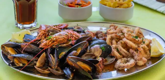 Mariscada con mejillones, calamares, langostinos y almejas, especialidad gastronómica de Mar del Plata, Argentina