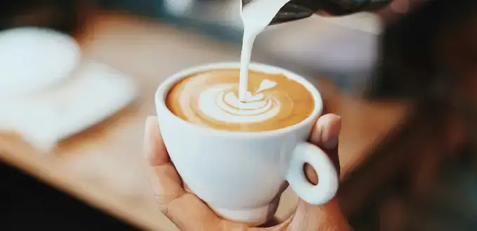 Bogotá, Colombia: café colombiano servido en una cafetería, parte de la tradición gastronómica local.
