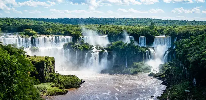 Cataratas del Iguazú en Brasil, con imponentes saltos de agua rodeados de selva tropical.