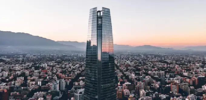 Gran Torre Santiago y skyline de la ciudad al atardecer desde Costanera Center, en el distrito financiero de Las Condes, Santiago.
